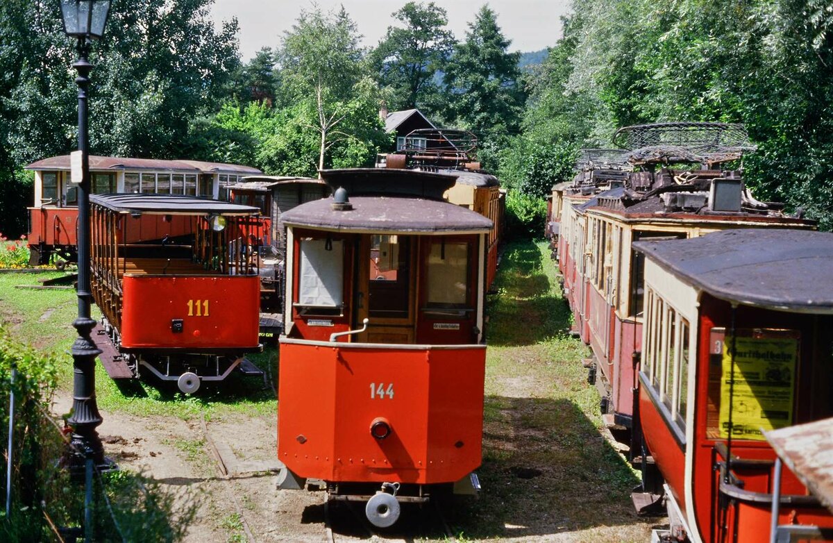 Das Remisengelände der Lendcanaltramway Klagenfurt war voll von Schätzen aus der Straßenbahnwelt. 
Datum: 25.08.1986