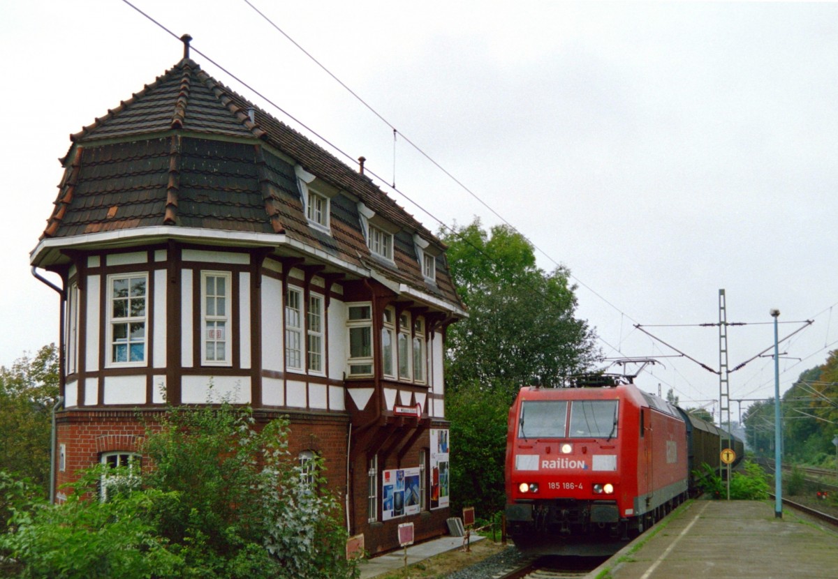 Das Rendsburger Museumsstellwerk  Rn  und 185 186 mit FE 44733 (Malm Godsbangard–Maschen Rbf) am 14.10.2006