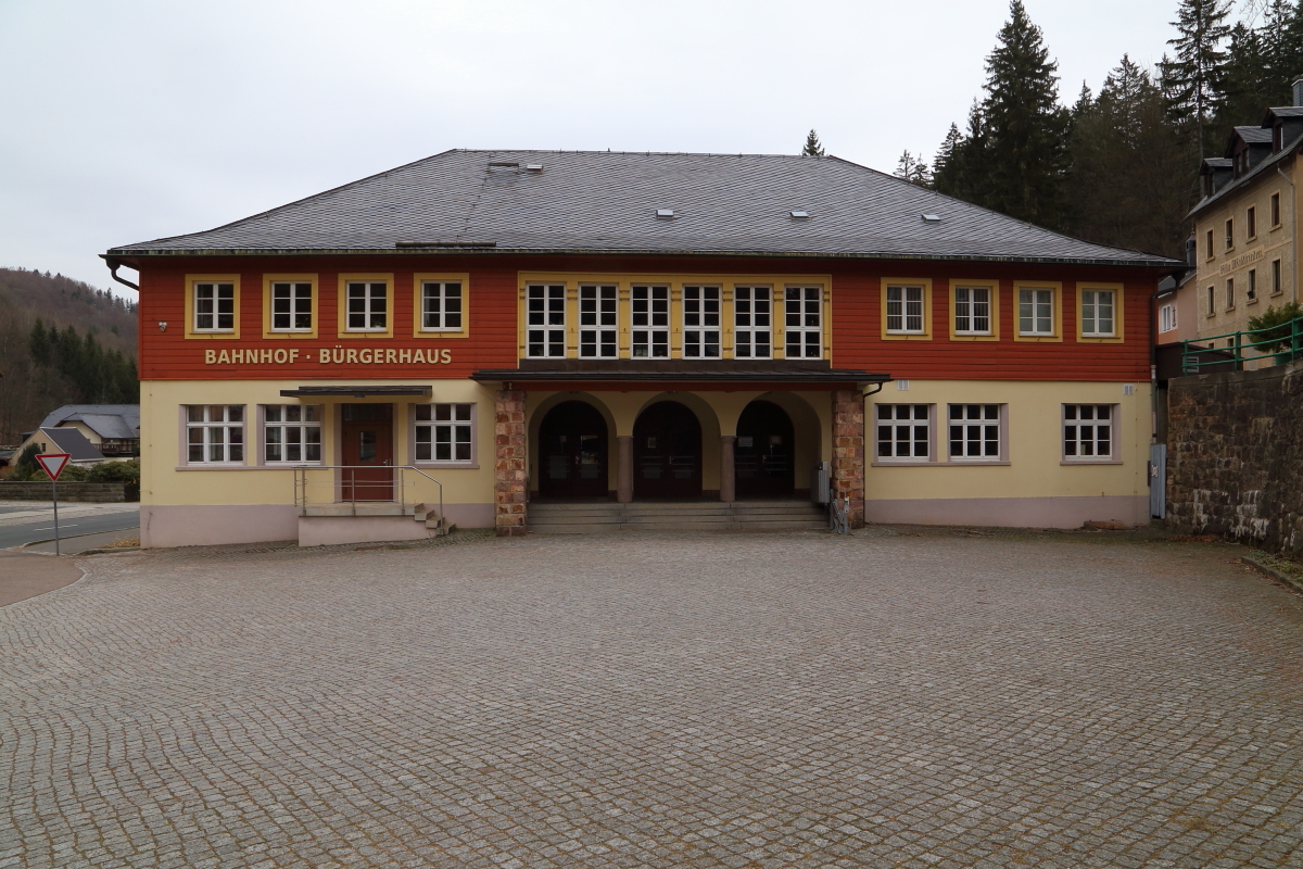 Das restaurierte Empfangsgebäude des Bahnhofes Kurort Kipsdorf am 04.04.2016. Hier, auf ca 530 Metern Höhe, befindet sich der Endpunkt der Weißeritztalbahn.