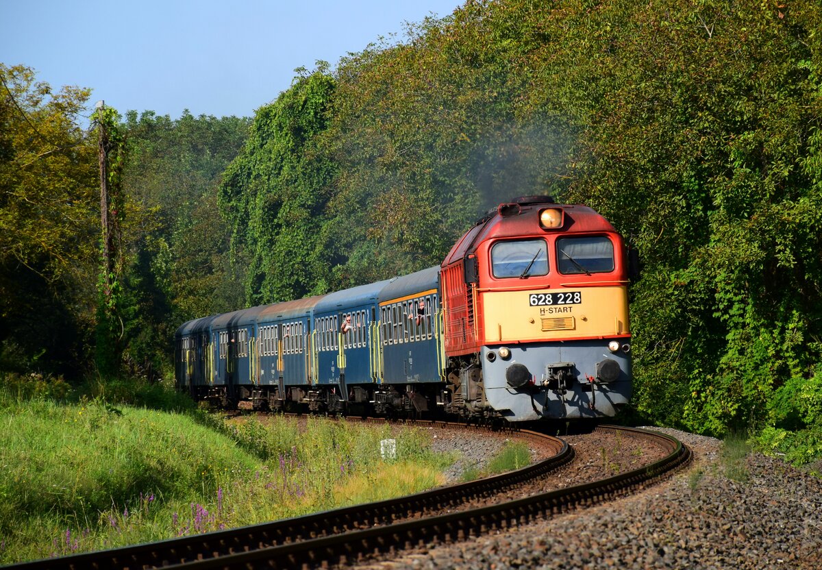 Das Retro-Wochenende in Ungarn begeistert immer viele Eisenbahnfotografen. Die 628 228 (ex. M62 228) ist mit dem Zug 19787 (Tapolca-Balatonfüred) unterwegs kurz nach Pálköve. 
27.28.2023.