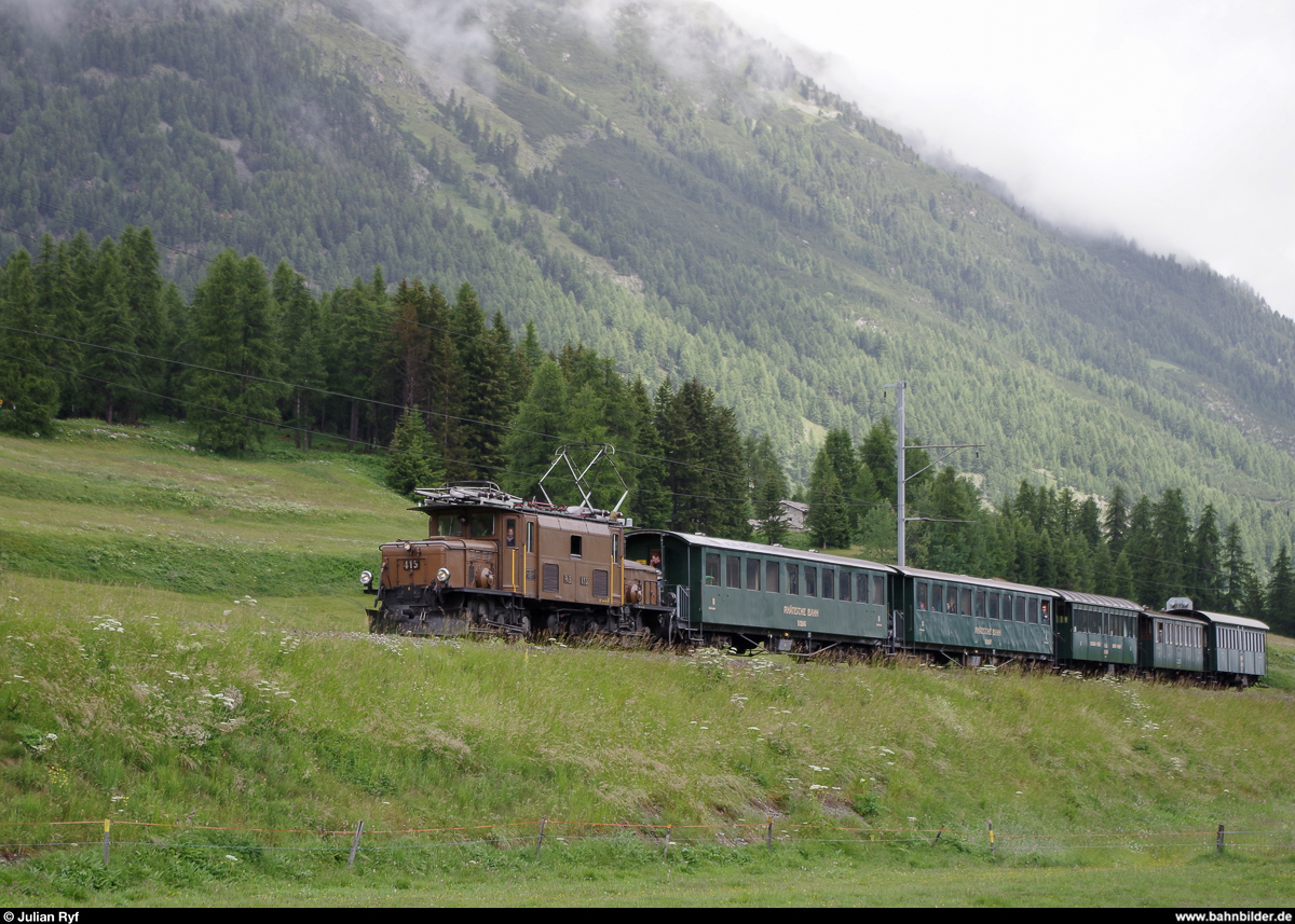 Das Rhätische Krokodil zieht seinen Sonderzug am Morgen des 11. Juli 2014 in Richtung Samedan.