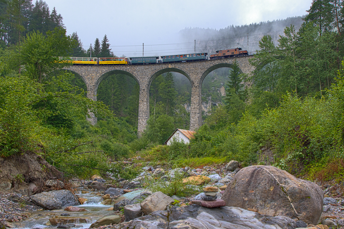 Das RhB Kroko Ge 6/6 I 415 fährt mit dem Albula-Erlebnisszug über das Schmittentobelviadukt in Filisur.Bild vom 31.7.2016