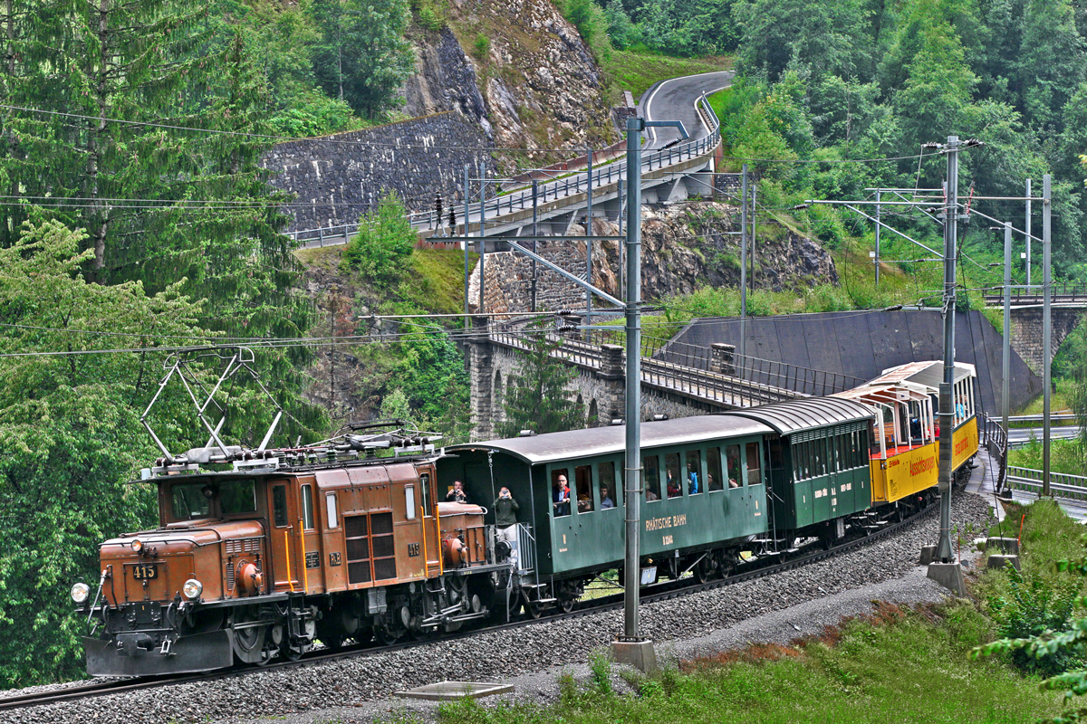 Das RhB Krokodil Ge 6/6 I 415 hat soeben mit dem Rhb Albula Erlebnisszug die Solisbrücke verlassen.Bild vom 31.7.2016