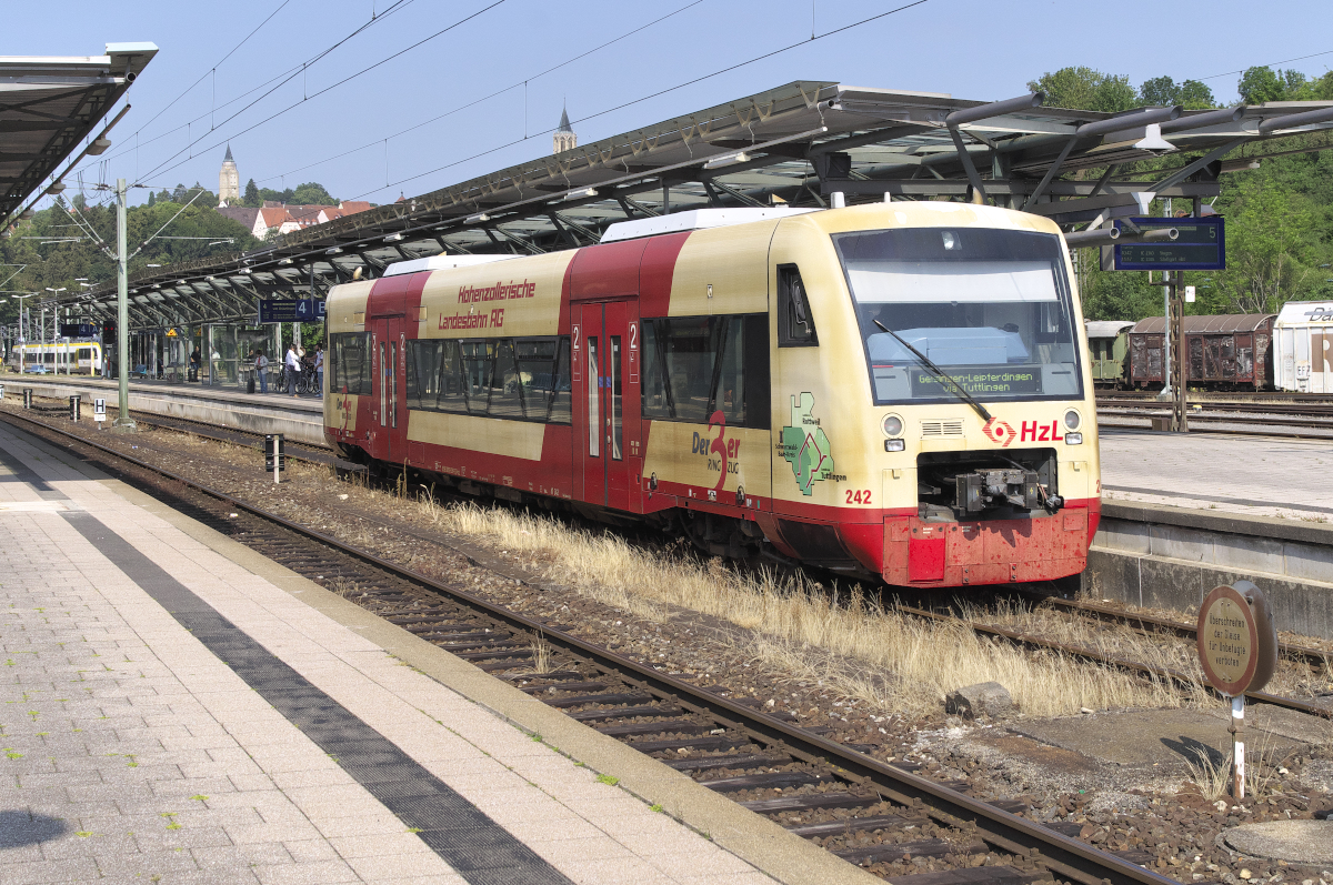 Das Ringzugsystem bietet sich besonders außerhalb der Ballungszentren an. Die HzL ( Hohenzollerische Landesbahn ) bedient mit dem Ringzugsystem 3 Landkreise und Verkehrsverbünde in Baden-Württemberg. Bis 2023 sind Dieselfahrzeuge unterwegs. Perspektivisch sollen alle Strecken im Ringzugsystem nach 2023 elektrifiziert sein oder mit neuen Technologien befahren werden. HzL 242 ( 650 638-9) ist auf der Relation Rottweil - Geisingen-Leipferdingen unterwegs, hier im Bahnhof Rottweil am 08.07.2018