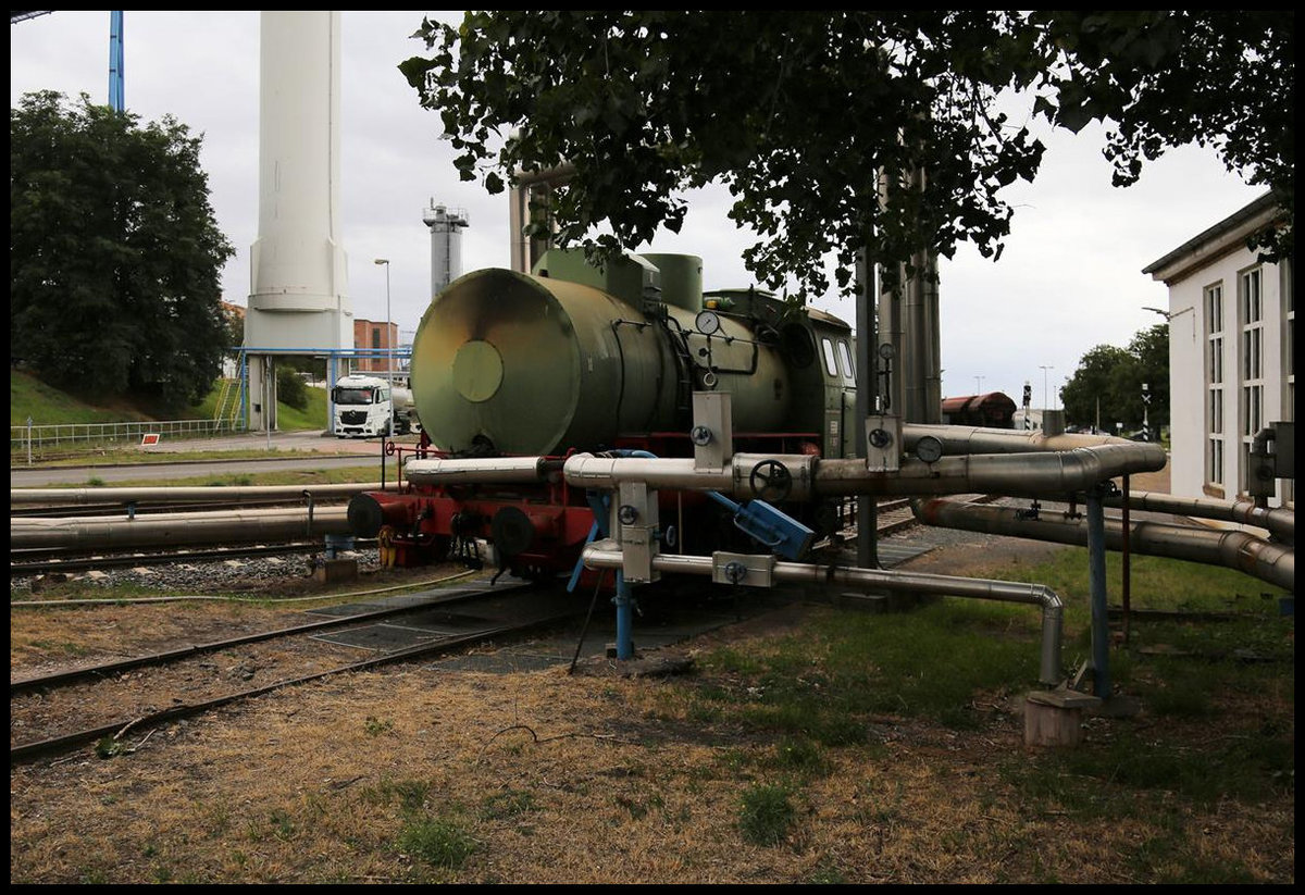 Das Romonta Werk in Amsdorf hält für den Rangier- und Übergabeverkehr eine Dampfspeicherlok vor. Am 26.8.2020 wurde sie gerade wieder im Werksgelände mit Dampf befüllt.
Die Aufnahme entstand vom öffentlichen Besucher Parkplatz aus.