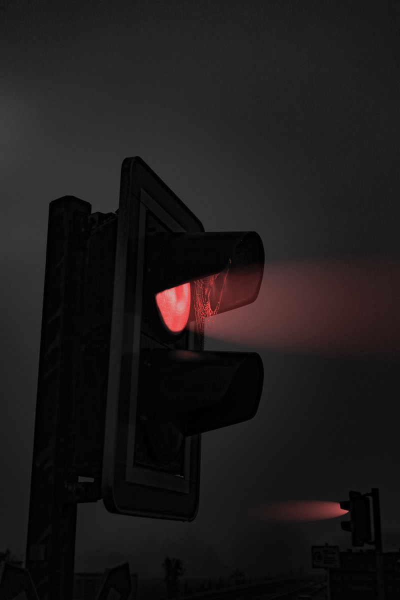 Das Rot-Licht an einem Bahnübergang ,.... 

Für manche nur eine Empfehlung. 
16.11.2018