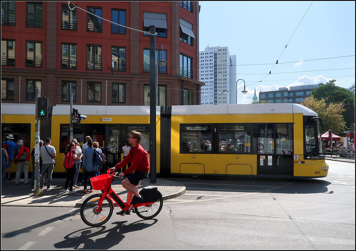 Das rote Fahrrad und die gelbe Straßenbahn -

Umweltfreundliches Verkehrsverhalten zu Fuß, per Rad und mit der Straßenbahn. In Berlin am Hackeschen Markt.

22.08.2019 (M)