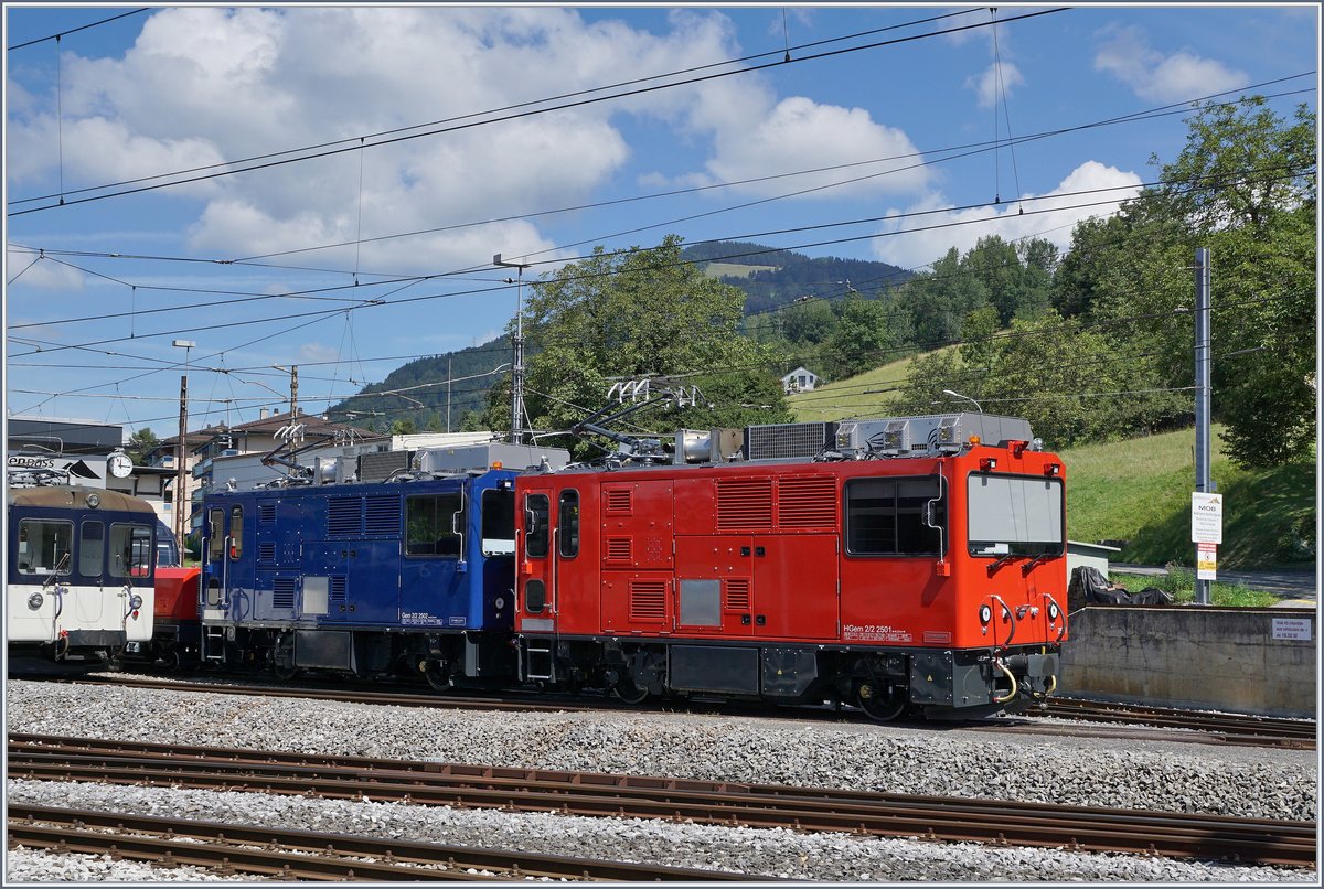 Das Rote Klötzchen hat ein Brüderchen bekommen, ein blaues, zahnloses: MVR HGem 2/2 2501 und MOB Hem 2/2 2502 in Vielfachsteuerung in Chernex. (Inbetriebnahme durch Stadler).
Im Hintergrund der Les Pléiades, welcher nur eine der beiden Loks befahren kann. 
11. August 2016  