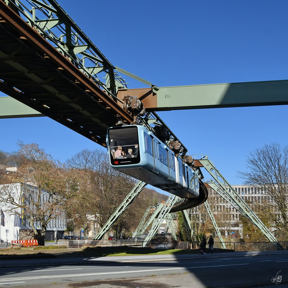 Das rückseitige Panoramafenster der Gelenktriebwagen (GTW) Generation 15 ermöglicht einen einmaligen Ausblick. (Wuppertal, Februar 2021)