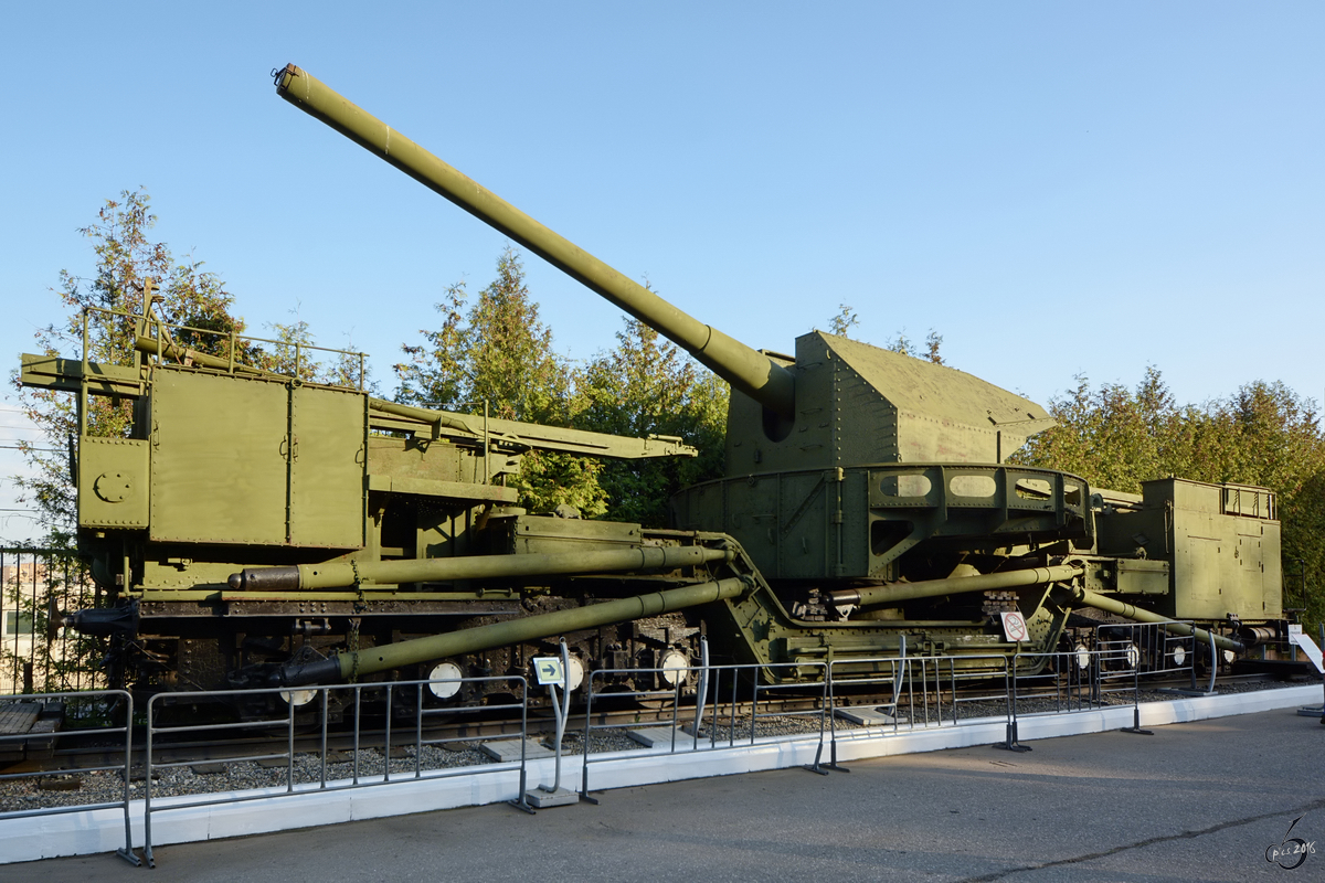 Das russisches Eisenbahngeschütz ТМ-1-180 im Zentralmuseum des Großen Vaterländischen Krieges. (Moskau, Mai 2016)