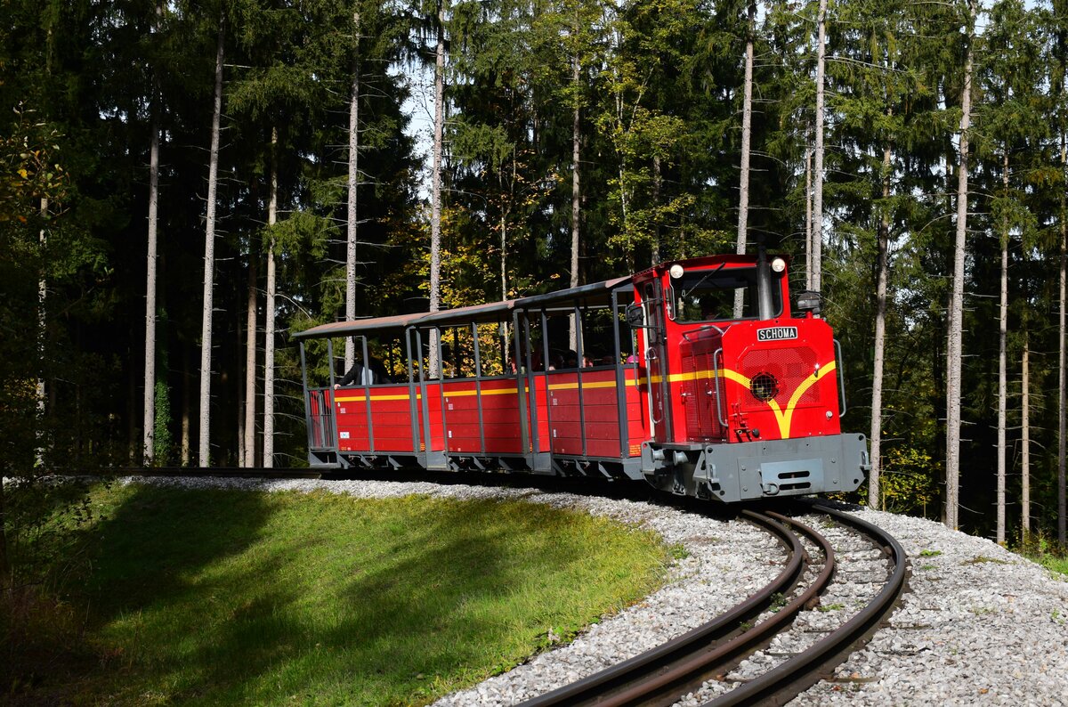 Das Salzburger Freilichtmuseum ist eine tolle Ausflugsmöglichkeit für Jung und Alt. Und auch für die Eisenbahnfans! :) 
Das Bild zeigt einen der Züge mit der roten Schöma Lokomotive Vf 2  Untersberg . 
Großgmain, 29.10.2023.
