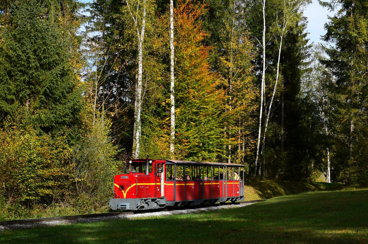 Das Salzburger Freilichtmuseum ist eine tolle Ausflugsmöglichkeit für Jung und Alt. Und auch für die Eisenbahnfans! :) Das Bild zeigt einen der Züge mit der roten Schöma Lokomotive Vf 2  Untersberg . Großgmain, 29.10.2023.