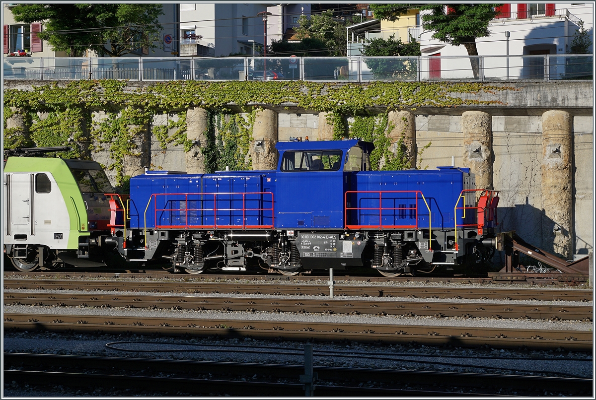 Das SBB-Cargo blau lässt doch vermuten, dass diese in Spiez abgestellte Diesellok mit der Anschrift UIC Bezeichnung 90 80 1 002 102-4 DALS ev bei der SBB zum Einsatz kommen könnte.

14. Juni 2021