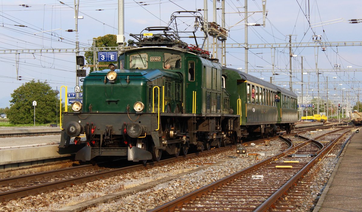 Das SBB Historic Krokodil Be 6/8 III Nr. 13302 fährt im Bild am 23. September 2017 auf Gleis 2 im Bahnhof Pfäffikon SZ ein. Danach wird das Krokodil rangieren, und wird dann wieder zurück nach Rapperswil fahren.