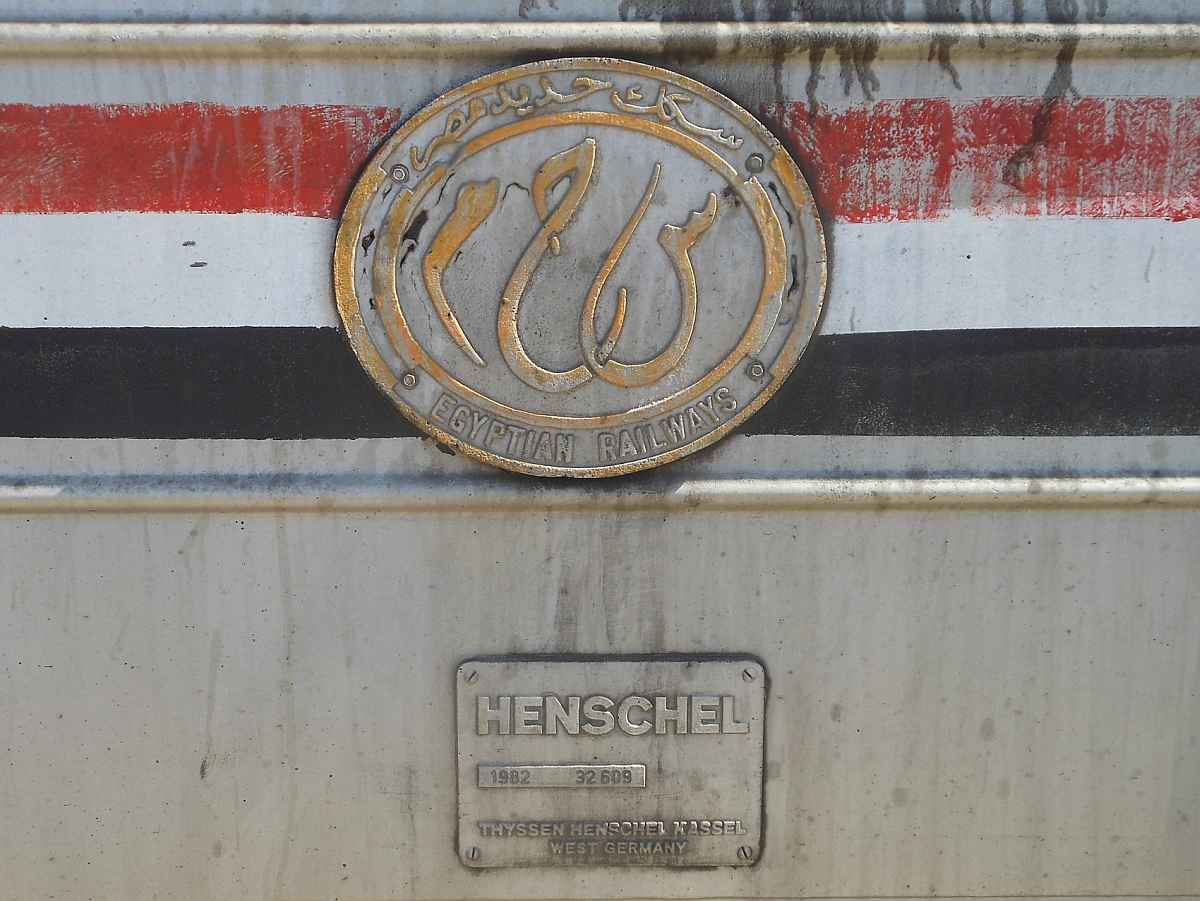 Das Schild des Eigentümers und Typenschild des Herstellers an einer Diesellok im Bahnhof von Luxor, 30.01.2015.