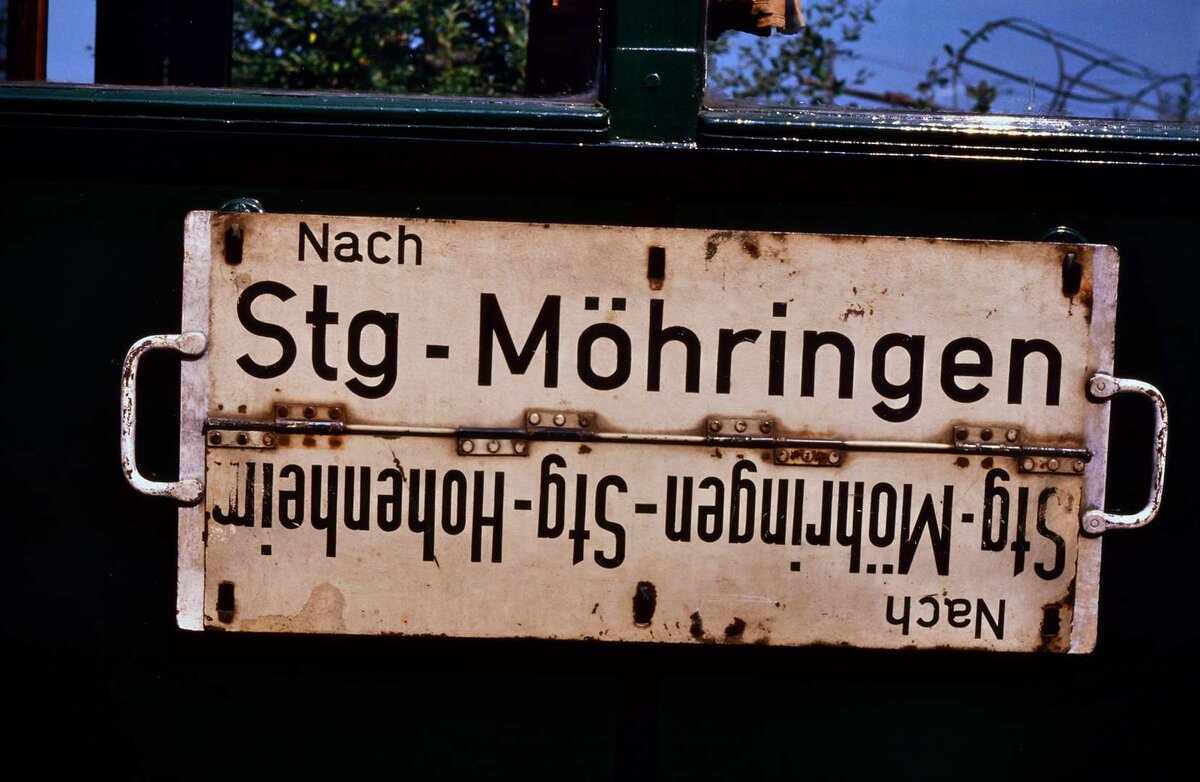 Das Schild des früheren Filderbahnwagens WN 26 zeigt, dass die Filderbahn einst nach Hohenheim (Plieningen) gefahren ist.
Datum: 26.09.1986 