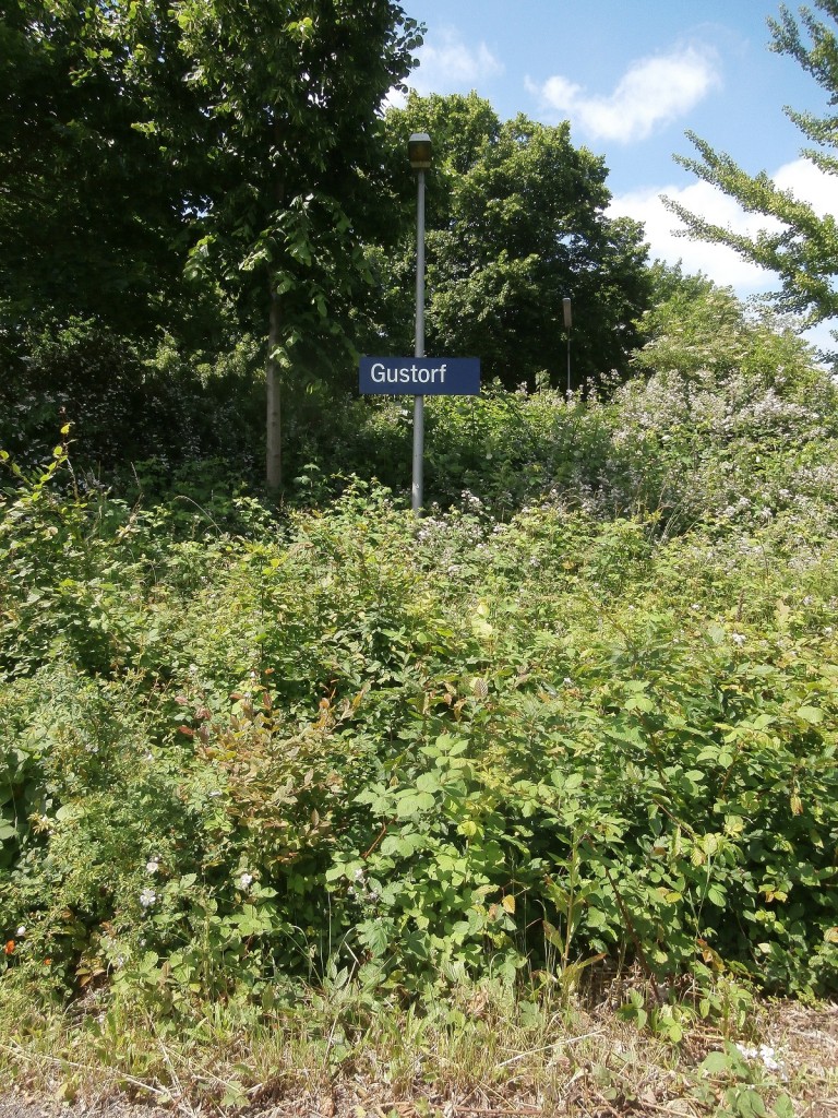 Das Schild Gustorf weist noch heute auf den alten Bahnsteig des Bahnhofs Gustorf hin.
Gustorf 30.05.2014