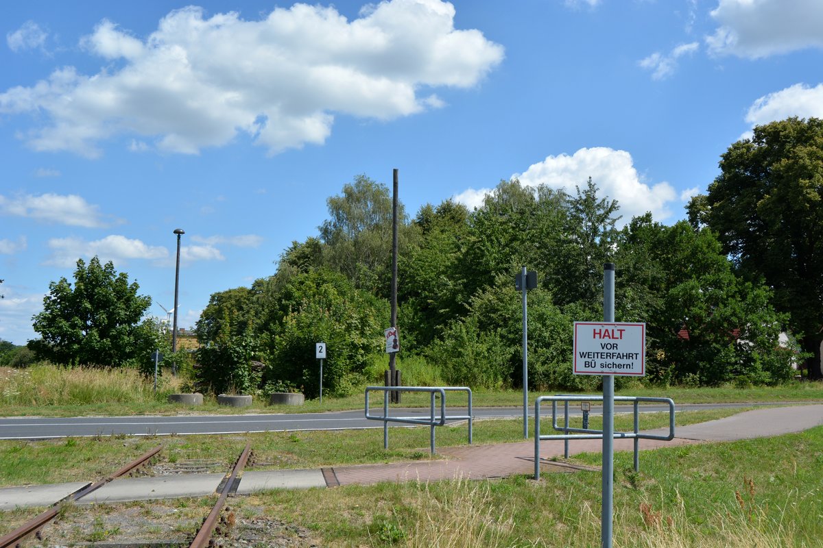 Das Schild wirkt noch relativ neu, jedoch wird das Schild hier sein Zweck nicht erfüllen können denn der Bahnübergang ist nicht mehr vorhanden.

Niemegk 20.07.2016