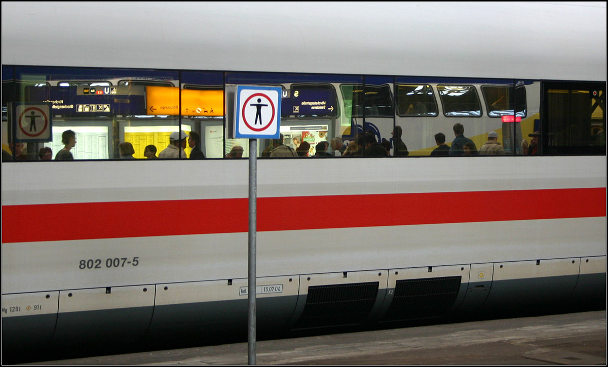 Das Schild, der Zug und die Spiegelung -

ICE (und Metronom) im Hamburger Hauptbahnhof.

12.08.2005 (M)