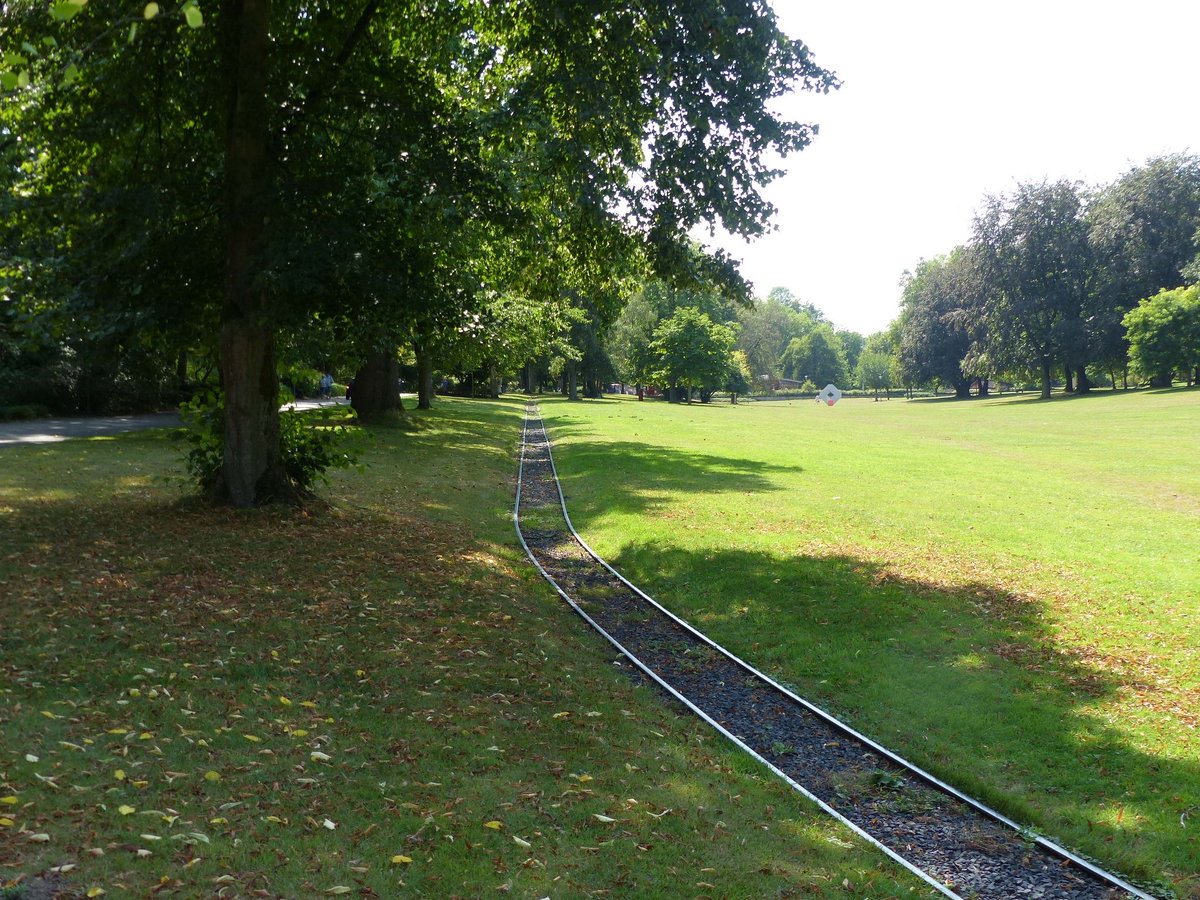 Das Schmalspurgleis der Grugabahn in der Nähe vom Grugabad, am 14.08.2020 im Grugapark Essen.