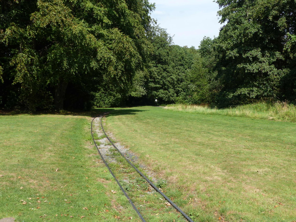 Das Schmalspurgleis der Grugabahn in der Nähe vom Grugabad, am 14.08.2020 im Grugapark Essen.