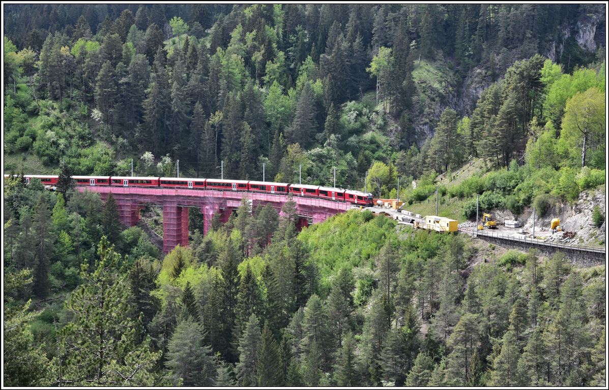 Das Schmittentpbelviadukt wird zur Zeit renoviert. IR1145 mit ABe 8/12 3512 ist auf dem Weg nach St.Moritz. (17.05.2020)