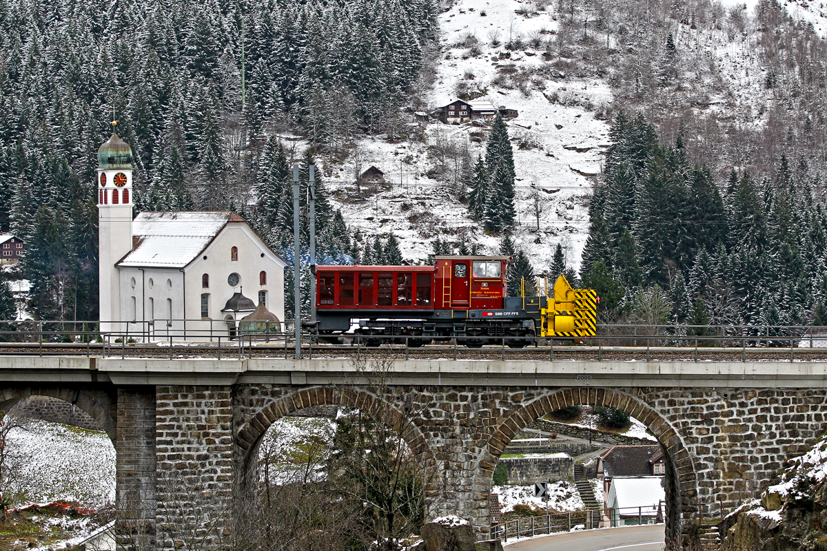 Das Schneeräumfahrzeug Xrotm 99 85 94 91 096-5  Nr.96 der SBB unternimmt eine kleine Fahrt von Erstfeld nach Göschenen und zurück,hier ist es zu sehen auf der mittleren Meienreussbrücke.Bild vom 10.12.2014