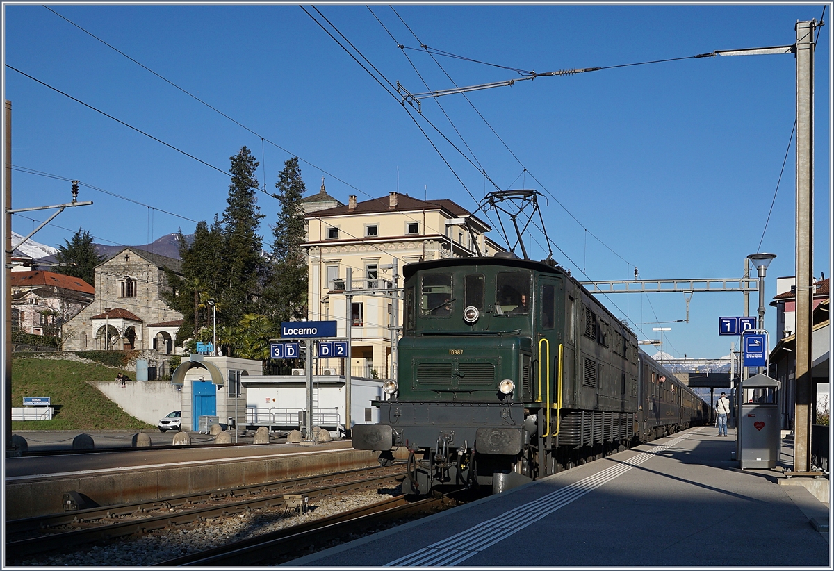 Das schöne an Dampffahrten: der E-Lok Bonus, besonders wenn er in Form einer Ae 4/7, in diesem Fall der Ae 4/7 10987 daherkommt. Das Bild zeigt den von der  Eisenbahn Nostaliefahrten Bebra e-V.  organisierten Sonderzug bei der Rückkehr der Tagesfahrt bei der Ankunft in Locarno.
21. März 2018