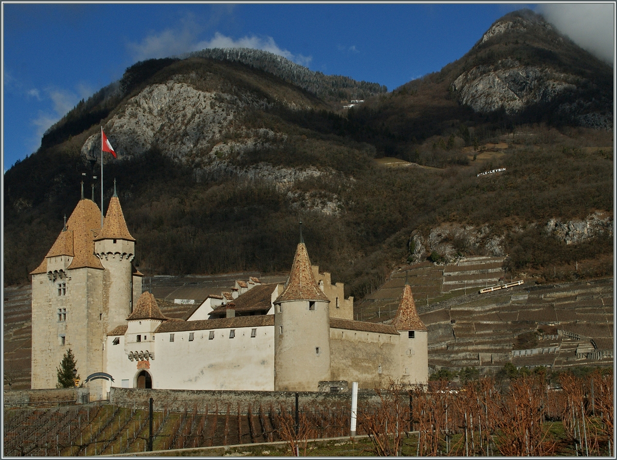 Das schöne und dominiernde Schloss von Aigle ist recht einfach mit der ASD ins Bild zu bringen, nicht aber mit den andern von Aigle ausgehenden Bahnen. Trotzdem habe ich, auf Abwechslung bedacht, den Verusch gewagt, das Schloss Aigle und die A-L auf einem Bild zu zeigen.
5. Januar 2014