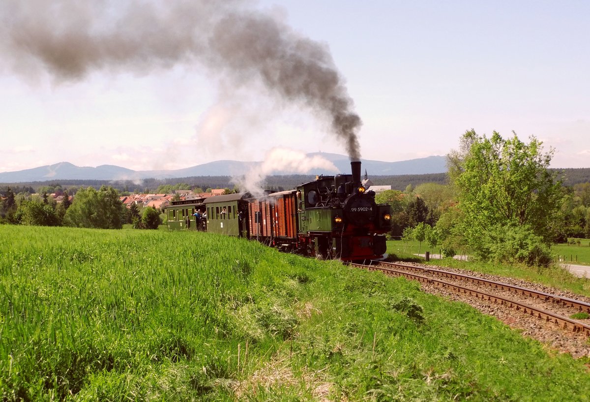 Das schöne Wetter am 25.05.2017 forderte förmlich einen Fotohalt auf der Rückfahrt nach Nordhausen. Da man die Gunst der Stunde nutzen soll, wurde gleich oberhalb des Ortes an der Straße nach Stiege eine Scheindurchfahrt gestellt. Wurmberg, Brocken und Hohneklippen sowie der Ort Hasselfelde boten den passenden Hintergrund.