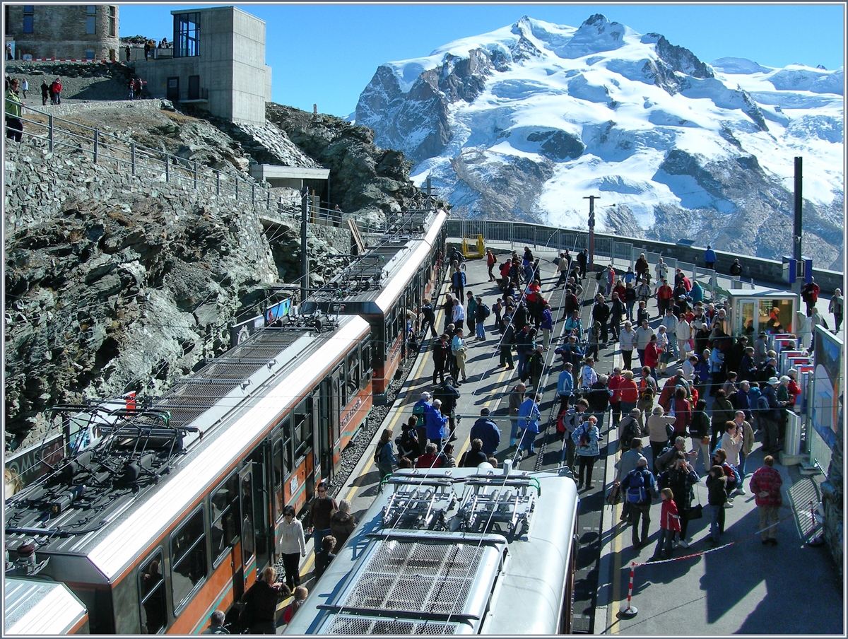 Das schöne Wetter lockte; und zwischen jenen die die Aussicht schon genossen und den anderen die dies noch vorhatten, ergab sich auf 3089 m.ü.M ein Gedränge, wie man es sonst nur von Grossstadtbahnhöfen während den Stoßzeiten kennt.
Gornergrat, 11. Oktober 2007