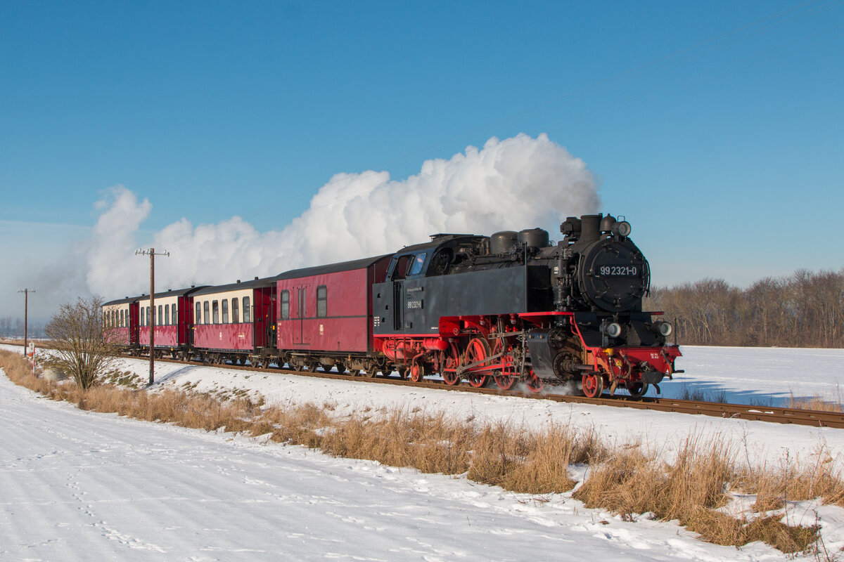 Das schöne Wetter mit Schnee und blauem Himmel musste am 14.02.2021 natürlich genutzt werden und so ging es zum Molli. Im Einsatz war 99 2321-0 und erreicht mit ihrem Zug nach Bad Doberan gleich den Bahnhof Heiligendamm.
