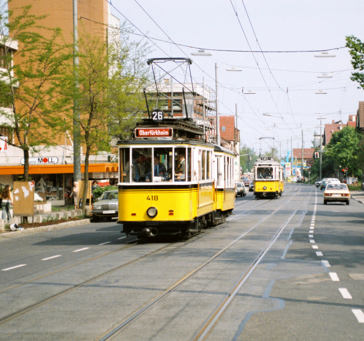 Das schönere Stuttgart-Sillenbuch, als es zu dieser Zeit noch eine Straßenbahn gab, welche auch wirklich die Straße nutzen durfte (...). Zwei historische Straßenbahnzüge (vorn TW 418 und BW 1241, der zweite Zug mit TW 851) nähern sich der Station Eduard-Steinle-Straße und fahren stadteinwärts.
