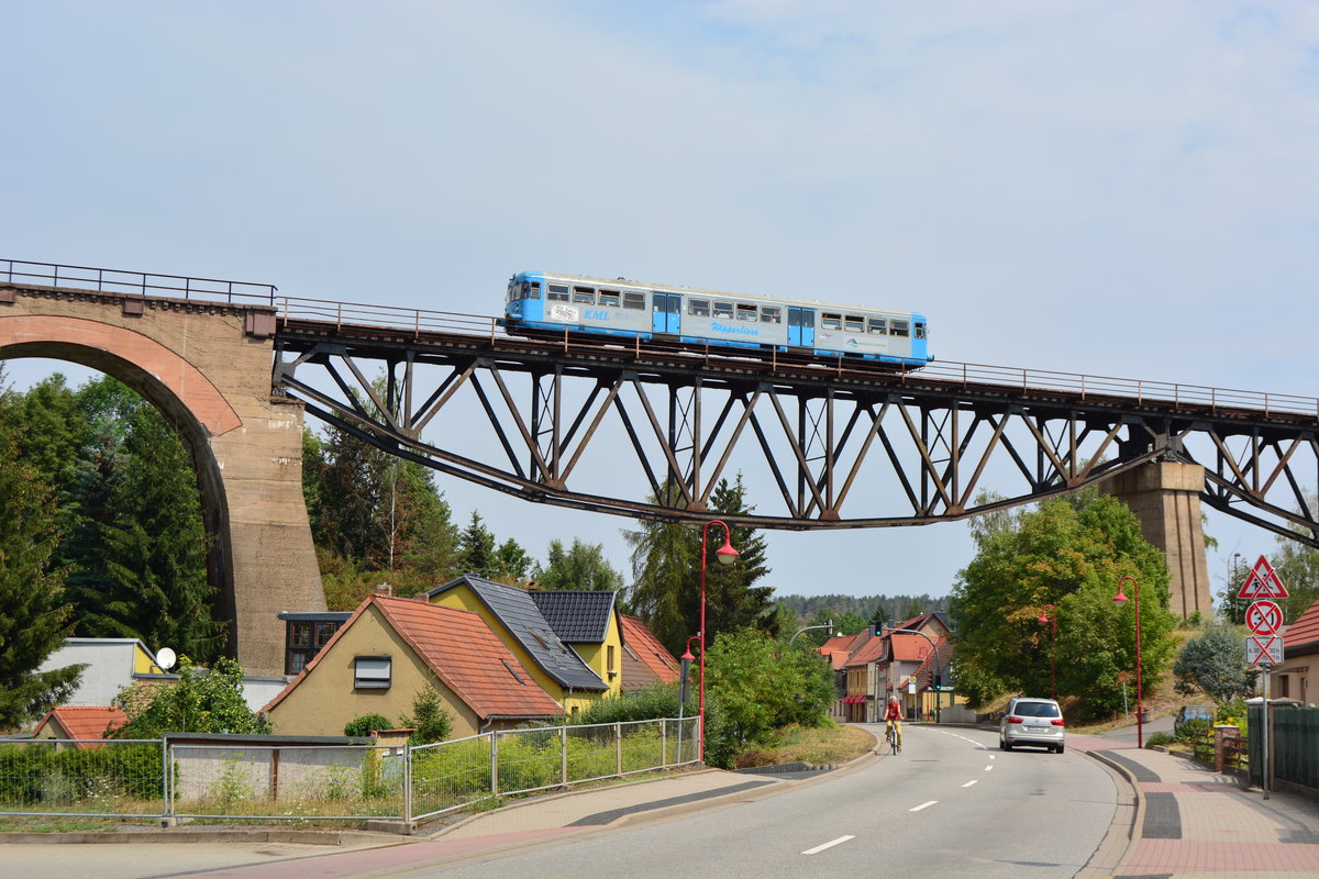 Das  schönste und größte Bauwerk der Strecke nach Wippra ist der Mansfelder Viadukt. Hier überquert 301 011-7 alias Wipperliese das Viadukt auf den Weg nach Wippra.

Mansfeld 04.08.2018