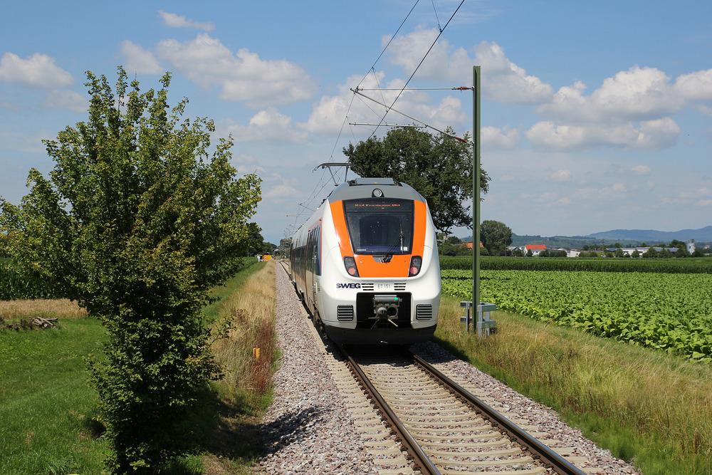 Das schönste Talent 2-Farbschema haben die Fahrzeuge der SWEG.
ET 151 wurde am 15. Juli 2014 auf der Münstertalbahn abgelichtet.
Die Aufnahme entstand von einem Bahnsteig.