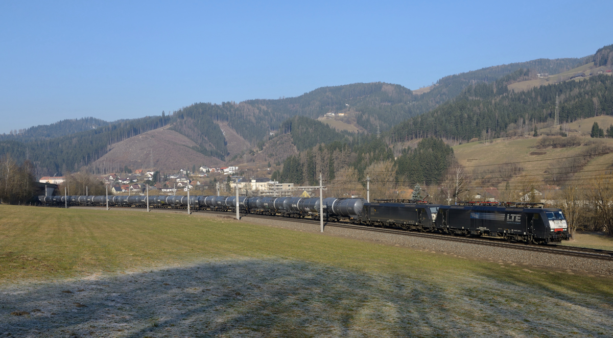 Das schwarze Tandem bestehend aus 189 843 und 189 156 waren am 18. März 2015 mit dem LTE-Zug 48268 nach Hegyeshalom unterwegs, fotografiert in Kindberg.
