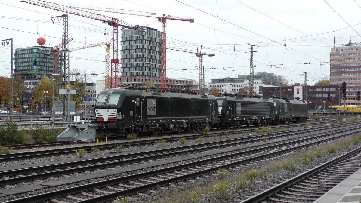 Das schwarze Triple in München Ost. Am 01.11.2020 warten die drei MRCE-Maschinen 193 658, 189 985 und 182 512 auf ihren nächsten Einsatz.