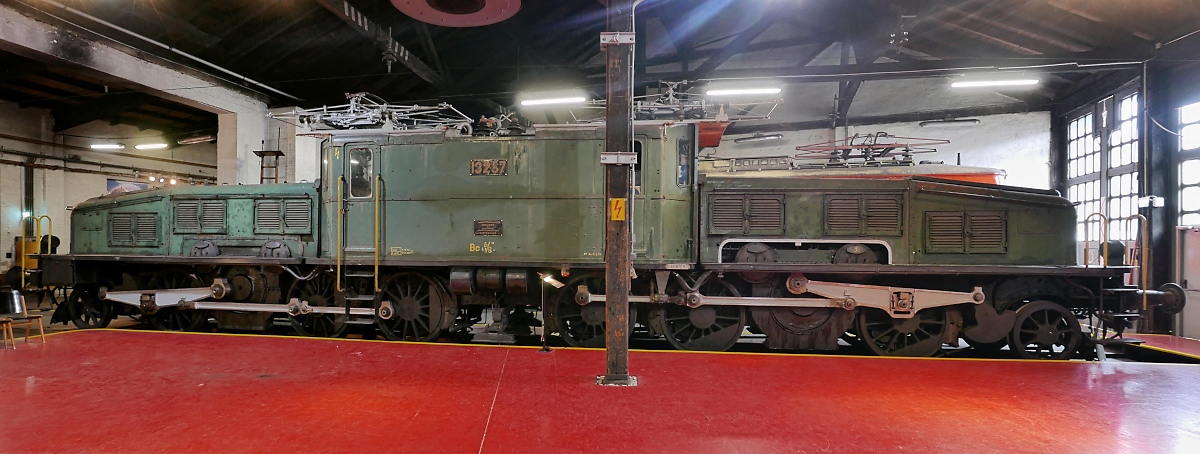 Das Schweizer Krokodil Be 6/8  13257 steht - wohl in Ermangelung des Österreichischen Pendants? - im Rundlokschuppen des Südbahnmuseums am Bahnhof Mürzzuschlag, 07.07.2019
