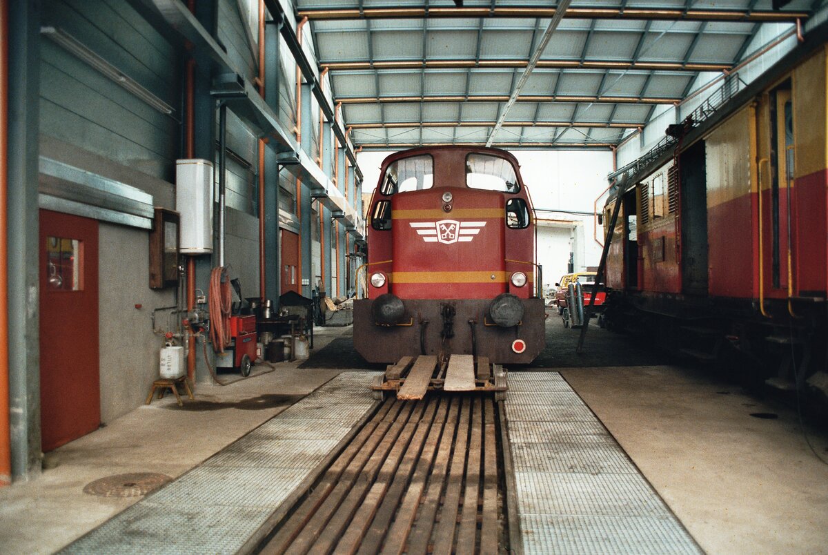 Das sehr aufgeräumte Bw der Montafonerbahn mit Lok und ET, 23.04.1984
