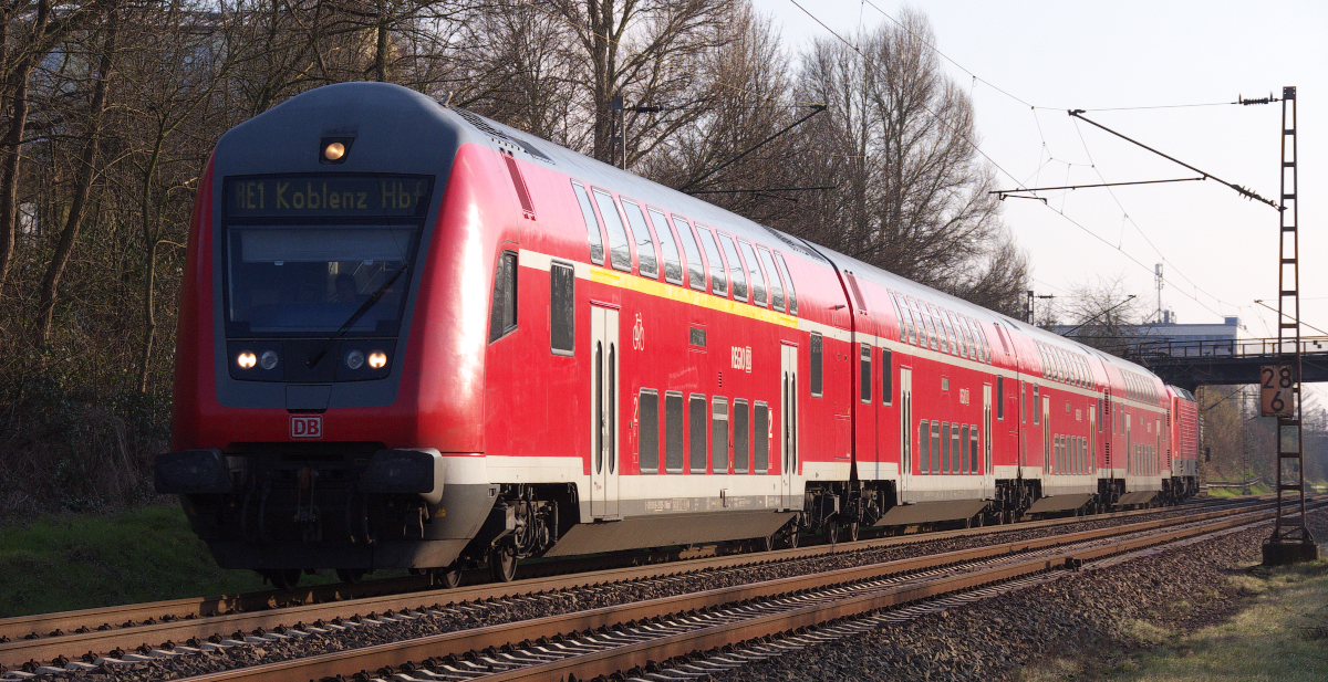 Das sieht doch mit Steuerwagen vorne recht aerodynamisch aus...143 919 schiebt den RE von Saarbrücken nach Koblenz.
Der Zug hat vor einer Minute den Dillinger Bahnhof verlassen und beschleunigt in Richtung Beckingen.
Der nächste planmäßige Halt erfolgt nach 12 Kilometern in Merzig.
Bahnstrecke 3230 Saarbrücken - Karthaus in Dillingen Pachten.