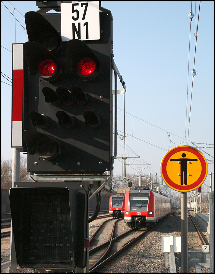 Das Signal, die S-Bahnen und das Schild -

Bahnhof Dachau.

15.03.2015 (M)