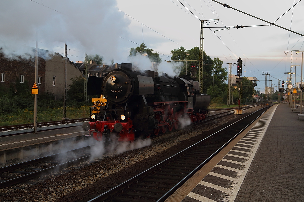 Das Signal zeigt  Rangierfahrt frei  und schon setzt sich 52 4867 in Bewegung, um nach dem Bereitstellen eines Sonderzuges der HEF, mit Fahrziel Meiningen, im Bahnhof Frankfurt/Main-Süd, ans andere Ende des Zuges umzusetzen. Die Aufnahme entstand am Morgen des 05.09.2015.
