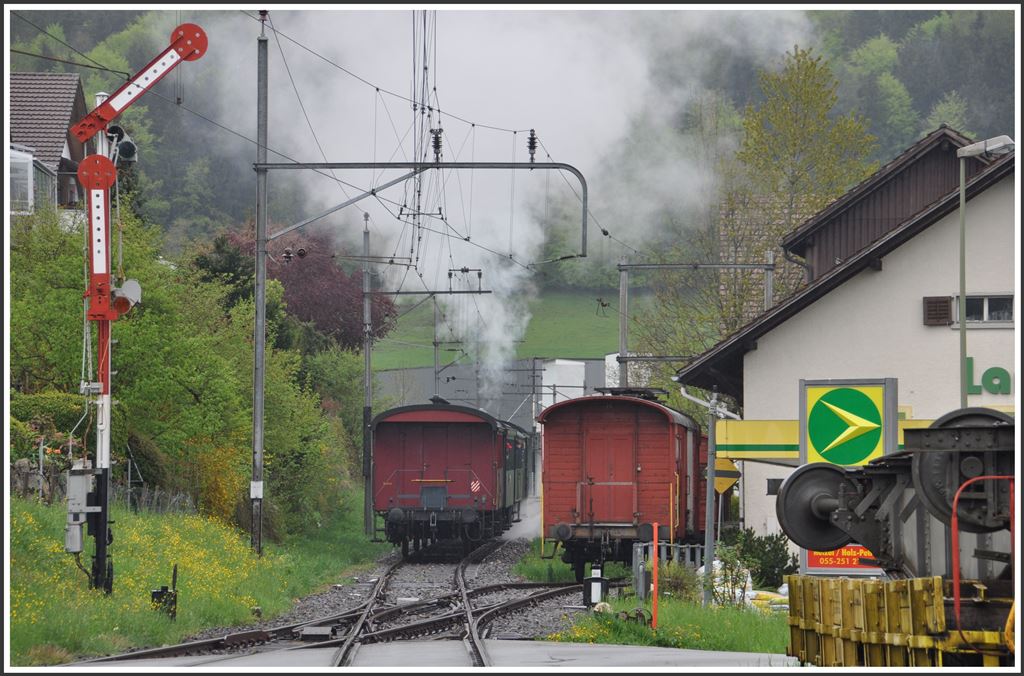 Das Signalbild für die gerade Fahrt aus Gleis 2 wurde korrigiert. Die 401 dampft mit ihrem Zug Richtung Kulminationspunkt der Strecke nach Bauma. (03.05.2015)