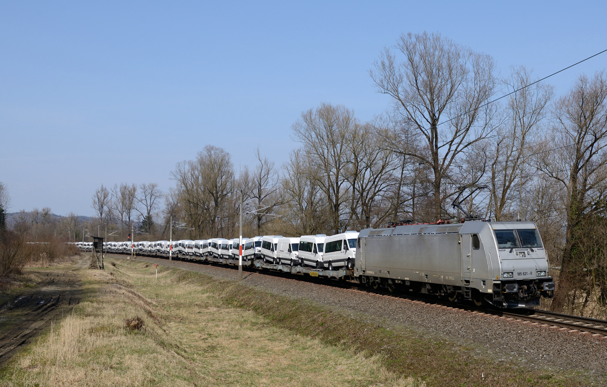 Das  Silberfischerl  185 621 war 19. April 2016 mit dem LTE 47171 nach Spielfeld-Straß unterwegs und wurde von mir bei Wildon fotografiert.