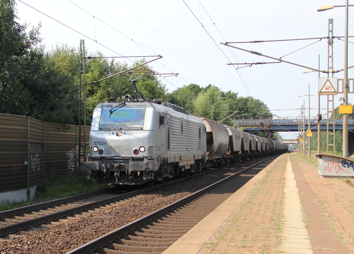 Das silberne  Frettchen  37024 zieht einen Getreidezug in Richtung Seelze. Aufgenommen in Dedensen-Gümmer am 07.09.2013.