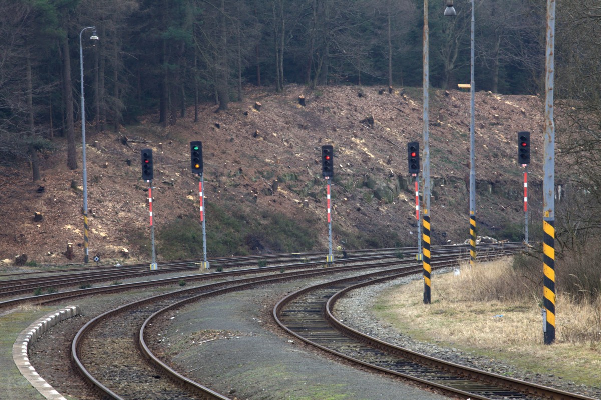 Das sind natürlich keine Form, sondern Lichtsignale, stehend an der Strecke Rumburk - Kolin in Jedlova, aufgenommen aus dem R1107 , 21.03.2014 13:40 Uhr.
Leider fehlt die Kategorie  Lichtsignale 