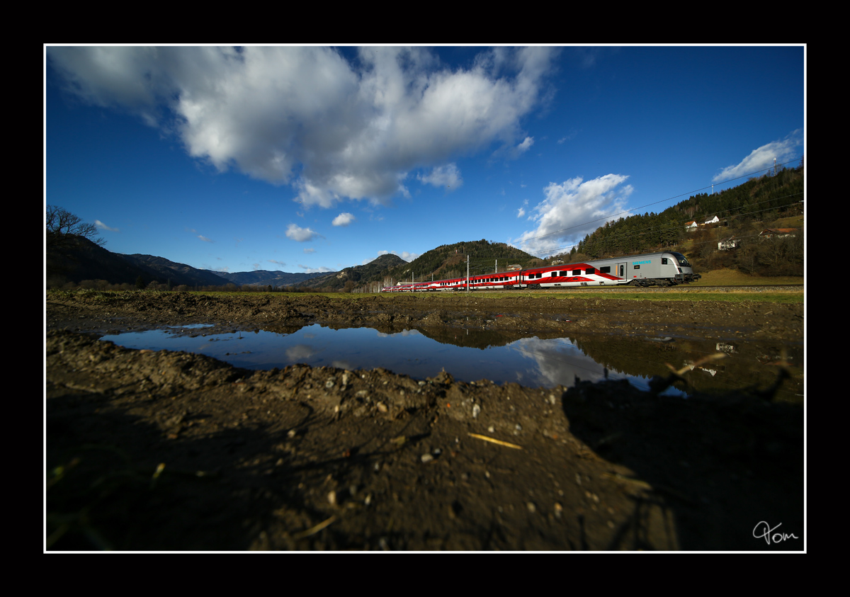 Das sind nicht 20 Millimeter ;O) - 1116 249 rollt als längste Fahne Österreichs durch das Murtal. Mein neues Spielzeug ... 12mm Brennweite am Vollformat  
Talheim 20_12_2014