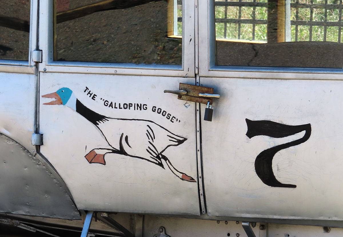 Das spezielle Logo eines speziellen Fahrzeuges: the Galloping Goose (galoppierende Gans) im Colorado Railroad Museum. Golden CO, 28.8.2022