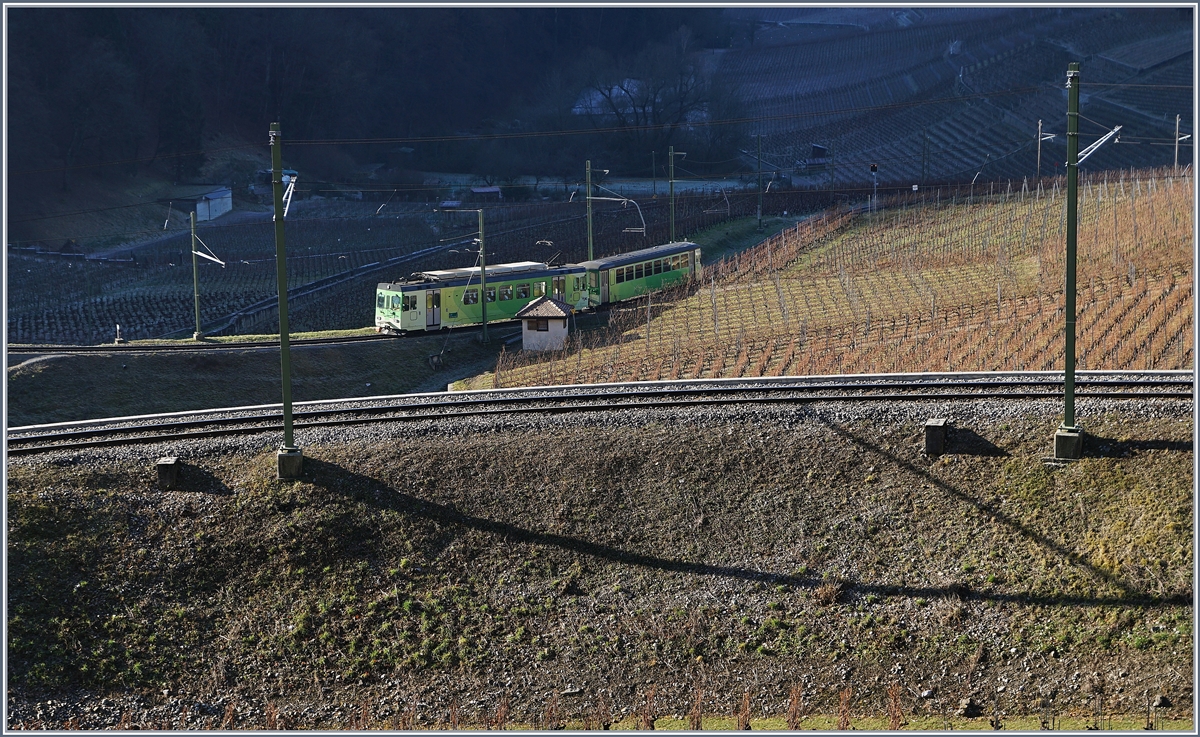 Das Spiel mit dem (Winter)-Licht und (lagnen)-Schatten ist zwar besonders interessant, aber nur in wenigen Fällen zu  gewinnen ...
Ein ASD Regionalzug auf dem Weg nach Les Diablerets in den Weinbergen bei Aigle.
14. Dez. 2016