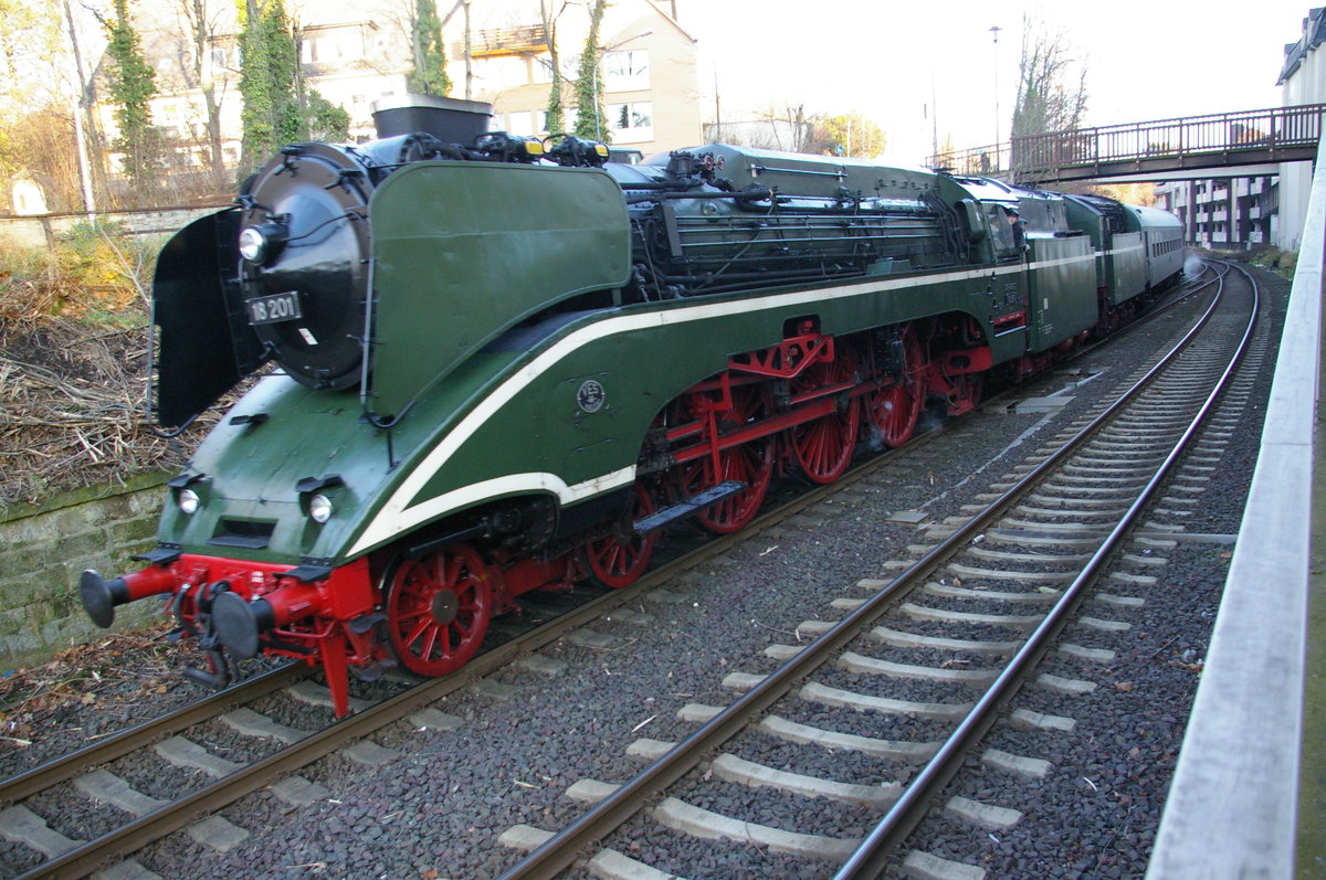 Das  stählerne Rennpferd  bei einer vorweihnachtlichen Rundtour - hier bei der Einfahrt in den Bahnhof von Goslar am 7.12.14 um 15:42 Uhr. Heute und hier nur im  Schritttempo  (Ihr Rekord lag 1972 bei 182,5 km/h) Die 2,30m großen Treibräder sind schon, im Verhältnis zum Lokführer, GIGANTISCH.